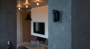 Détecteur combiné Ajax CombiProtect Noir en situation