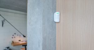 Détecteur de mouvement Ajax MotionProtect Blanc en situation