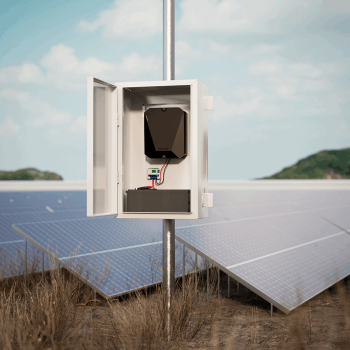Centrale d'alarme Ajax Hub BP Jeweller Noir installé sur un terrain de panneaux photovoltaïques